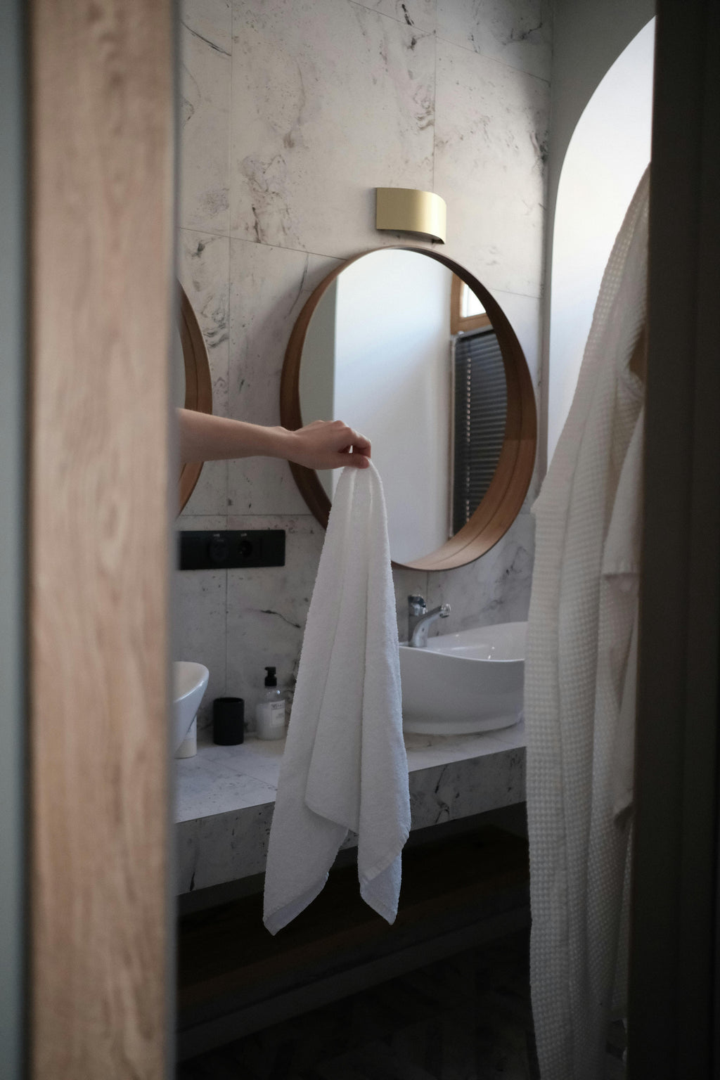 Luxuriously soft pure cotton hand towel crafted in Turkey. Generous 50x90 cm dimensions with a substantial 580GSM weight ensure superior absorbency and durability. Perfect for everyday use, this premium towel combines comfort with lasting quality.