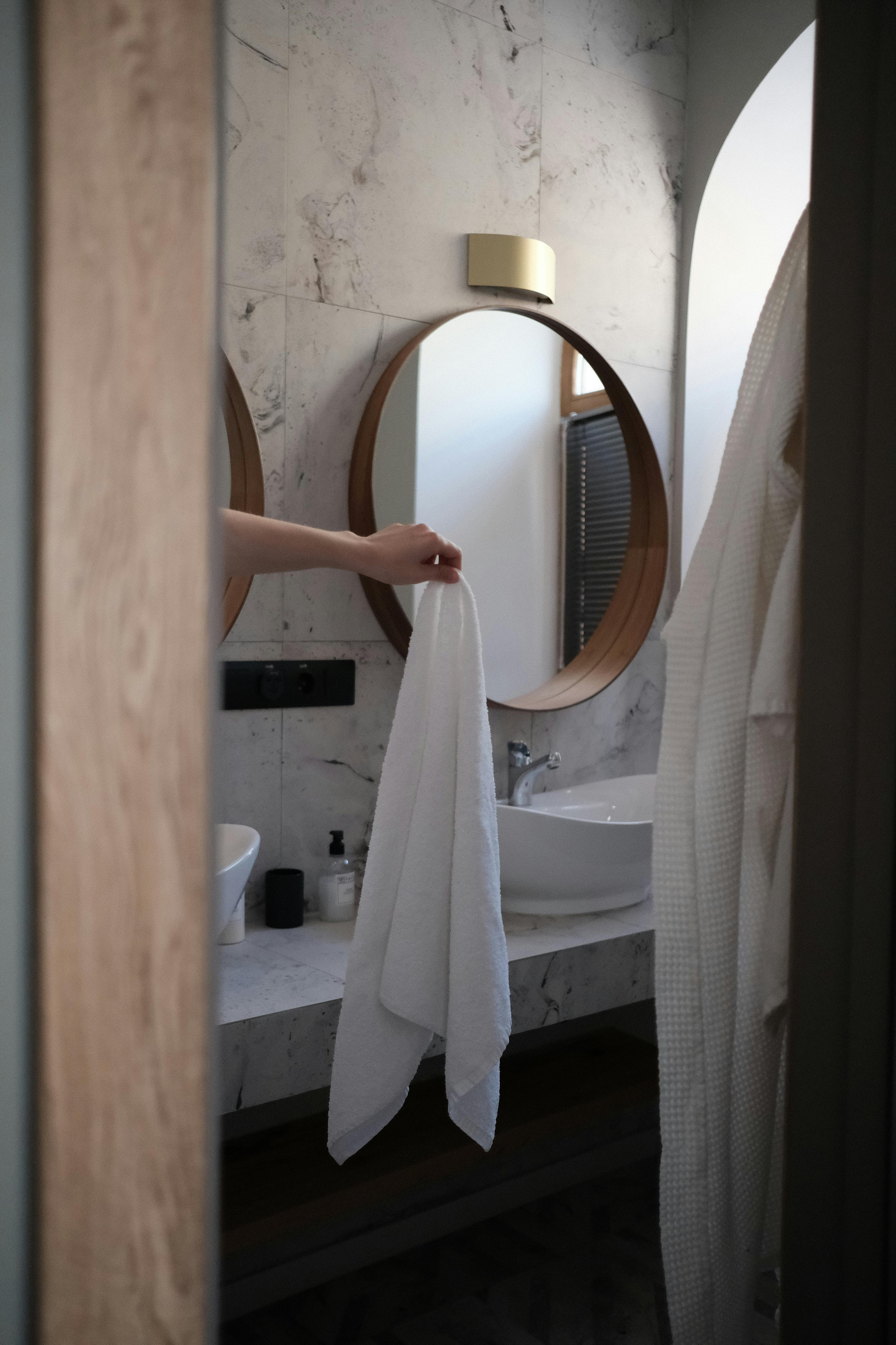 Luxuriously soft pure cotton hand towel crafted in Turkey. Generous 50x90 cm dimensions with a substantial 580GSM weight ensure superior absorbency and durability. Perfect for everyday use, this premium towel combines comfort with lasting quality.